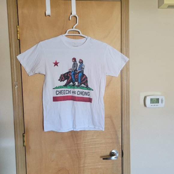 💜Cheech & Chong S/P T-shirt White Riding A Bear California Parody - Picture 2 of 7